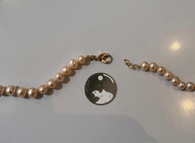 collier perles eau douce rose  07.08mm 48cmm. Enfilage avec des noeuds. Fermoir en argent doréD.