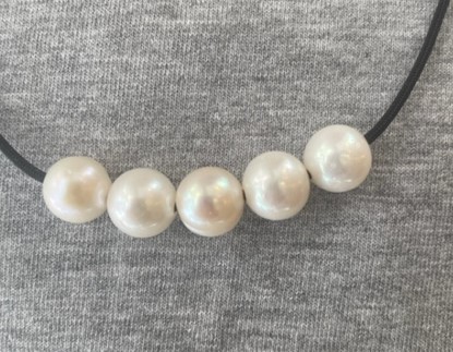 COLLIER CORDON NOIR AJUSTABLE + 5 PERLES d"EAU DOUCE 10mm