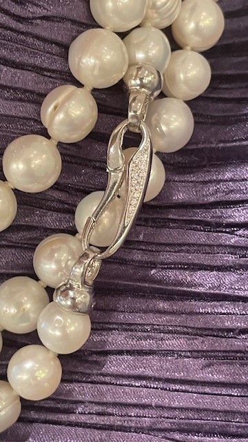 COLLIER 120cm SAUTOIR PERLES EAU DOUCE 08/09mm avec des NOEUDS .FERMOIR CLIQUET ARGENT RHODIE + STRASS