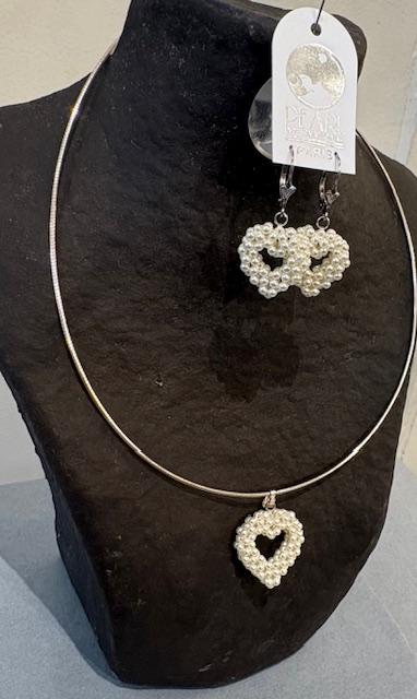 PARURE COEUR RESILLE PENDENTIF COEUR sur COLLIER SEMI RIGIDE et DORMEUSES PARIS sur ARGENT RHODIE 925°%