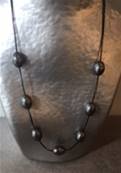 COLLIER CORDON NOIR+7OLIVES PERLES IRISEES NOIR couleur TAHITI