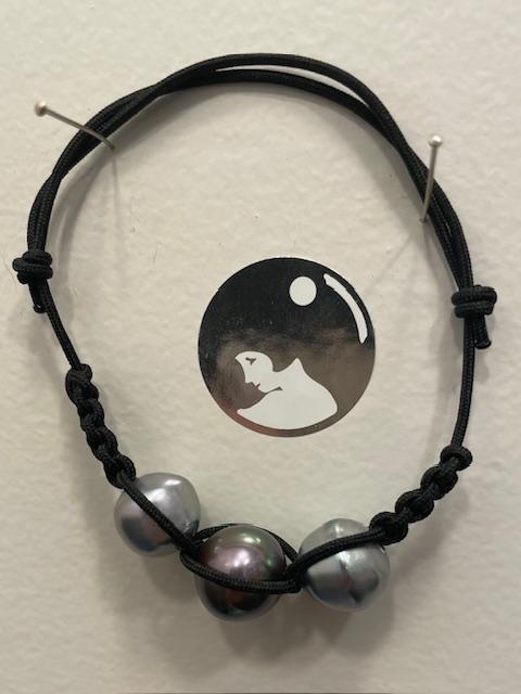 BRACELET PASSEMENTERIE CORDON NOIR REGLABLE 3 PERLES BAROQUES IRISEES 12mm 1 NOIR TAHITI et 2 GRIS