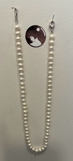 COLLIER 42cm PERLES EAU DOUCE 08mm.  Enfilage simple sans noeud. Fermoir et chaine d'ajustement en ARGENT RHODIE