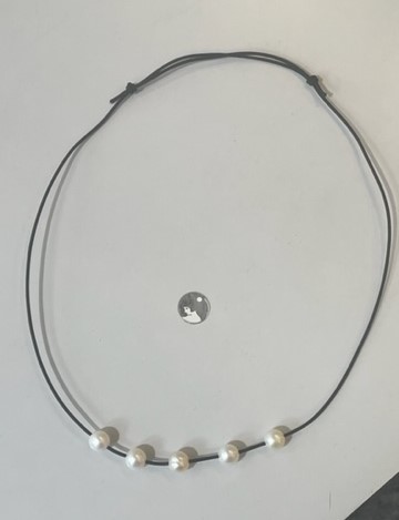 COLLIER CORDON NOIR AJUSTABLE + 5 PERLES d"EAU DOUCE 10mm