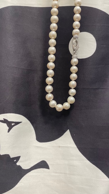 COLLIER 90cm SAUTOIR PERLES EAU DOUCE 9,5/10mm avec Noeuds. Superbe FERMOIR ARGENT RHODIE STRASS 925°%