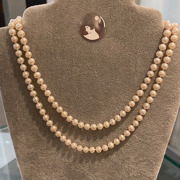 COLLIER SAUTOIR 90cm PERLES d'EAU DOUCE 06/6,5mm 90cm Enfilage avec noeuds. Fermoir Argent .