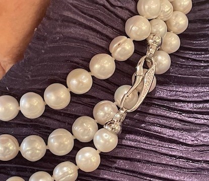 COLLIER 120cm SAUTOIR PERLES EAU DOUCE 08/09mm avec des NOEUDS .FERMOIR CLIQUET ARGENT RHODIE + STRASS