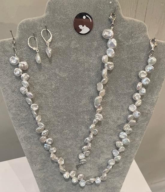 BRACELET en PERLES d'EAU DOUCE KESHIS BLANCHES 18cm . Fermoir ARGENT