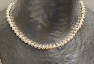 COLLIER 42cm PERLES EAU DOUCE 08mm.  Enfilage simple sans noeud. Fermoir et chaine d'ajustement en ARGENT RHODIE