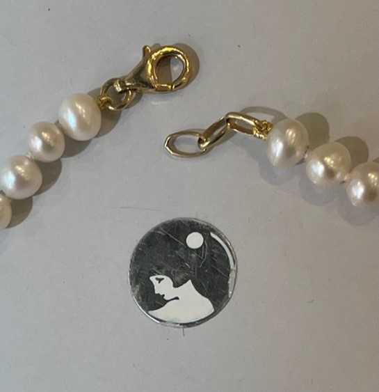 COLLIER 40cm PERLES EAU DOUCE 05-5,5m Enfilage avec des noeuds. FERMOIR ARGENT DORE