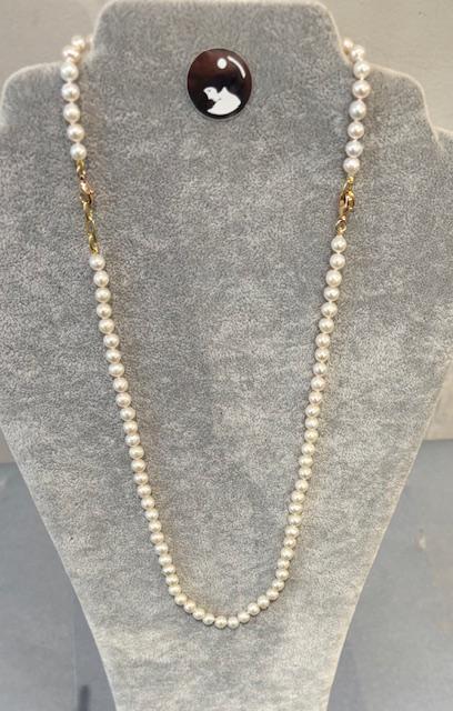 COLLIER 38cm PERLES EAU DOUCE 05/5,5mm. Avec des noeuds entre chaque perle. Fermoir mousqueton Argent Doré.   