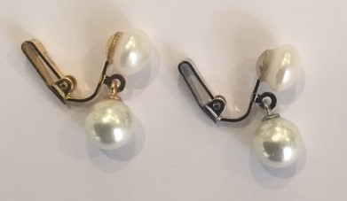 CLIPS BABY PLAQUE ARGENT BOUTONS 06mm PERLES EAU DOUCE 06mm + BOULES 08mm BLANC