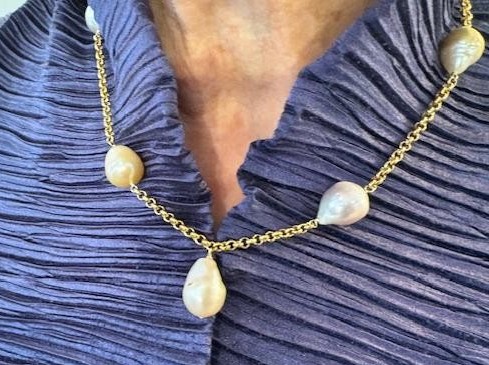 COLLIER CHAINE ARGENT DORE 45cm + 5 PERLES KESHIS ROSE en chute  