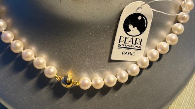 COLLIER 45cm PERLES EAU DOUCE 08mm Enfilage avec Noeuds  FERMOIR MAGNETIQUE BOULE en ARGENT DORE