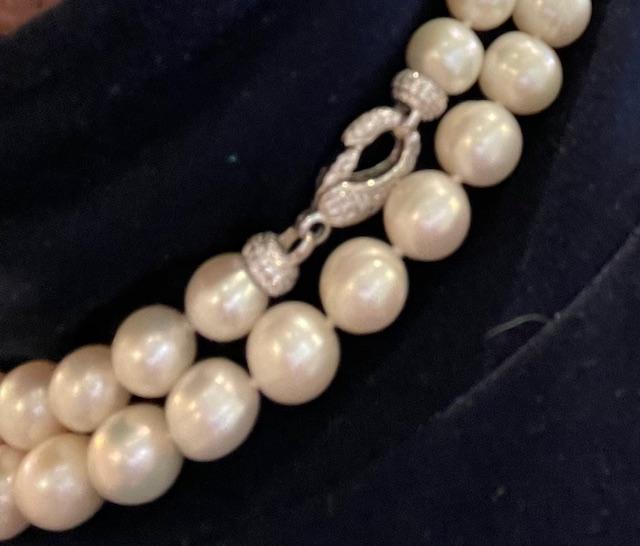COLLIER 90cm SAUTOIR PERLES EAU DOUCE 9,5/10mm avec Noeuds. Superbe FERMOIR ARGENT RHODIE STRASS 925°%