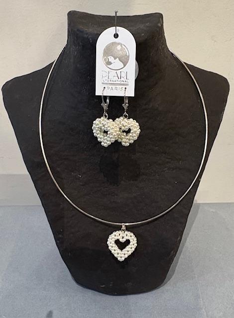 PARURE COEUR RESILLE PENDENTIF COEUR sur COLLIER SEMI RIGIDE et DORMEUSES PARIS sur ARGENT RHODIE 925°%