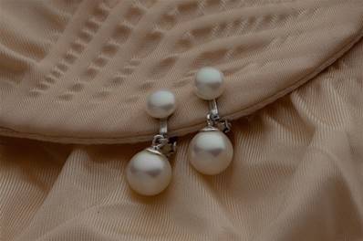 CLIPS ARGENT BOUTONS 07mm+BOULES 10mm BLANC PERLES IRISEES
