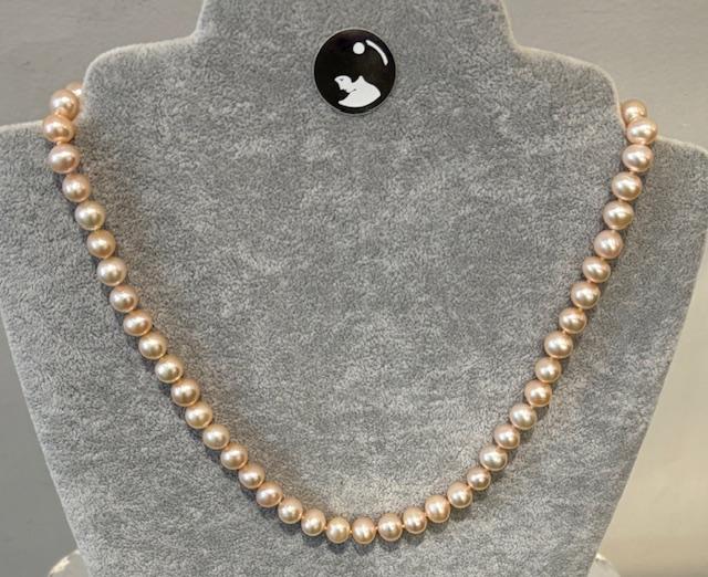 collier perles eau douce rose  07.08mm 48cmm. Enfilage avec des noeuds. Fermoir en argent doréD.