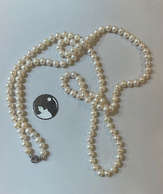COLLIER SAUTOIR 90cm PERLES d'EAU DOUCE 06/6,5mm 90cm Enfilage avec noeuds. Fermoir Argent .