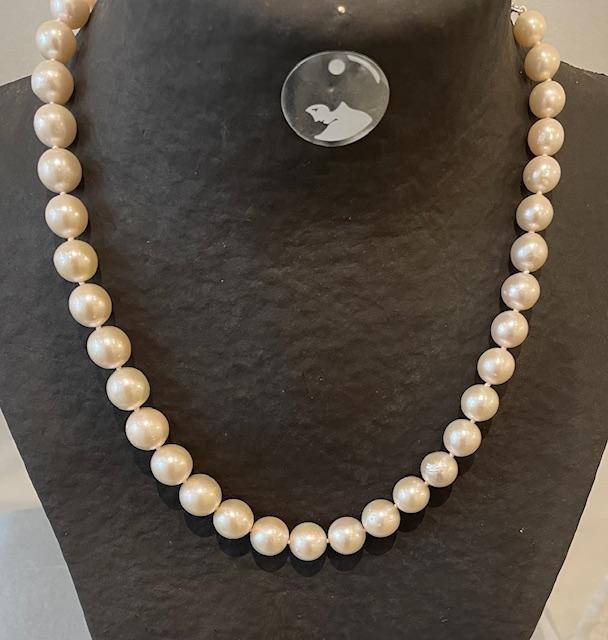 COLLIER 46cm PERLES NATURELLES d'EAU DOUCE en chute de 12 à 09mm. Fermoir argent