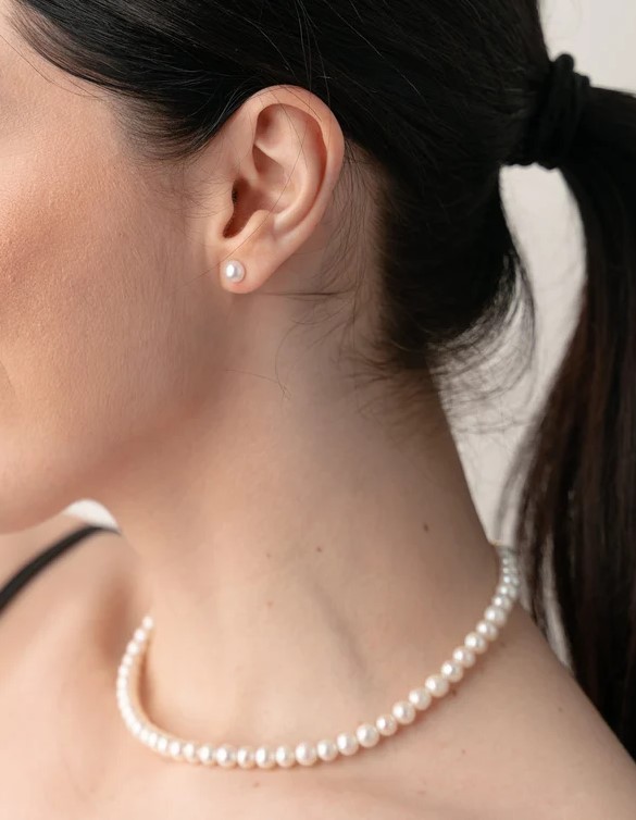 PARURE COLLIER et BOUCLES d'OREILLES PUCES en PERLES d'EAU DOUCE 04mm. Fermoirs en ARGENT DORE 