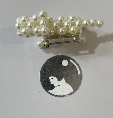 BROCHE TOUTOU " MILOU " RESILLE de PERLES BLANCHES