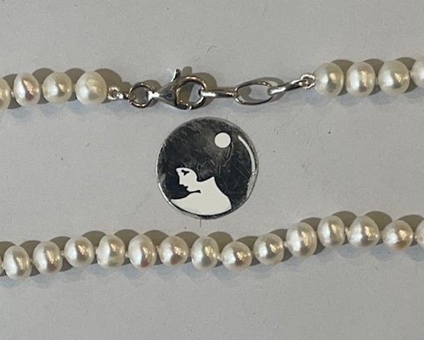 COLLIER PERLES EAU DOUCE 04/05mm 40cm . Enfilage simple. FERMOIR ARGENT
