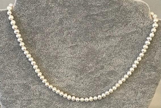 COLLIER PERLES EAU DOUCE 04/05mm 40cm . Enfilage simple. FERMOIR ARGENT