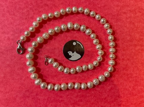 COLLIER 50cm PERLES EAU DOUCE 07/7,5mm avec des Noeuds. FERMOIR Argent Doré
