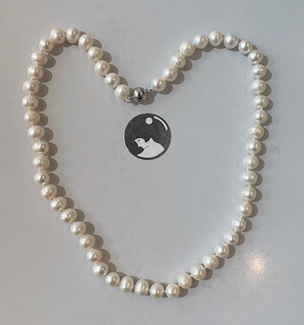 COLLIER 45cm PERLES EAU DOUCE 08mm avec des Noeuds FERMOIR BOULE MAGNETIQUE ARGENT DORE