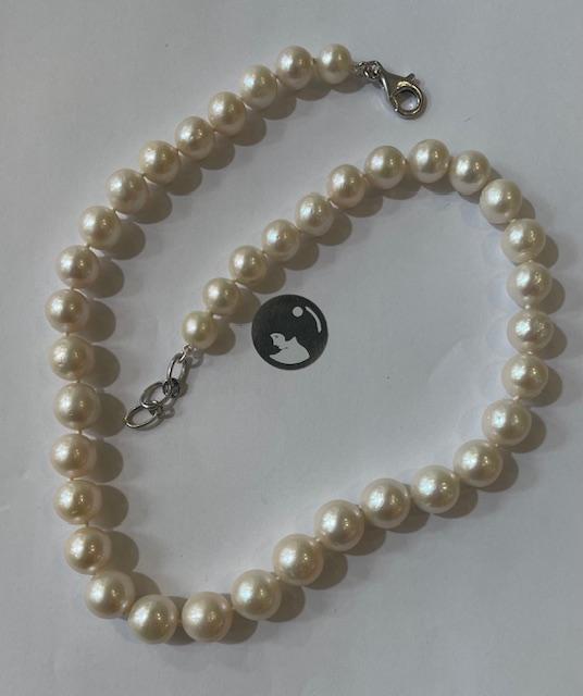 COLLIER 46cm PERLES NATURELLES d'EAU DOUCE en chute de 12 à 09mm. Fermoir argent