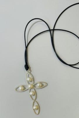 COLLIER CORDON NOIR 80cm REGLABLE + PENDENTIF CROIX ARGENT 6 BOUTONS BLANC PERLES EAU DOUCE.