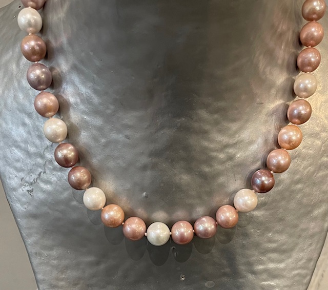 COLLIER 45cm PERLES EAU DOUCE BAROQUES MULTICOLOR 11/13mm. Fermoir MOUSQUETON ARGENT DORE.