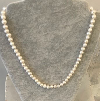 COLLIER 50cm PERLES EAU DOUCE 07/7,5mm avec des Noeuds. FERMOIR Argent Doré