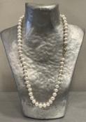 COLLIER 45cm PERLES EAU DOUCE 07/7,5mm Enfilage avec des noeuds. FERMOIR MOUSQUETON ARGENT DORE